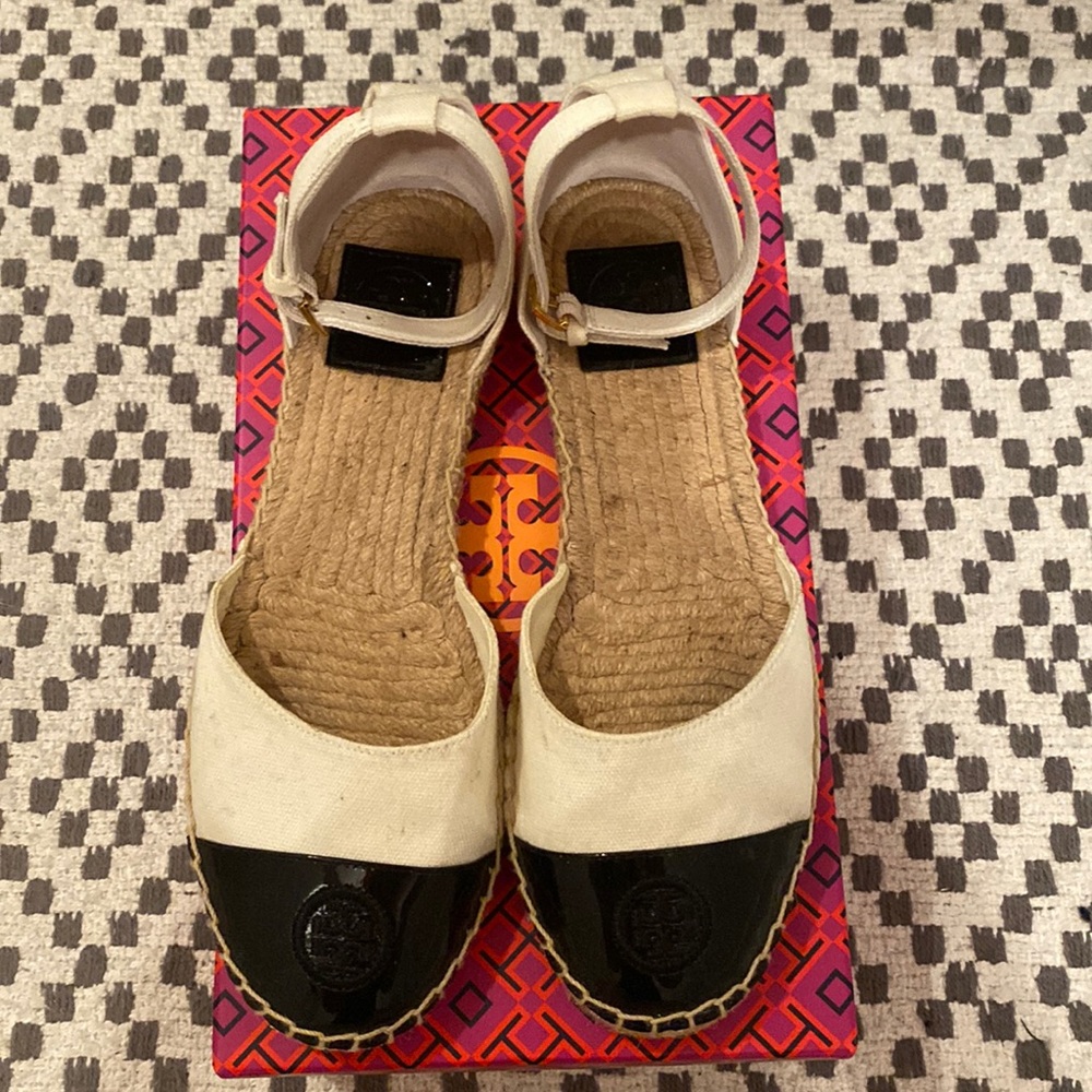Tory Burch color block ankle-strap espadrille in canvas/patent leather. Size 8
